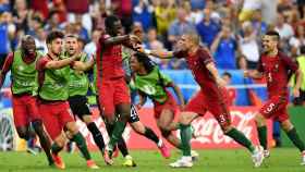 Los jugadores de la selección de Portugal celebran el gol que les ha permitido ganar la Eurocopa de Francia.