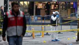 Los investigadores en la escena del crimen del atentado terrorista de Estambul (Turquía).