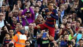 El jugador del FC Barcelona Neymar de Santos celebra un gol en el Camp Nou.