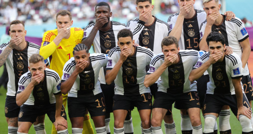 Los jugadores de Alemania, tapándose la boca como gesto de protesta antes de jugar ante Japón en el Khalifa International Stadium de Doha / EFE - EPA - Friedemann Vogel