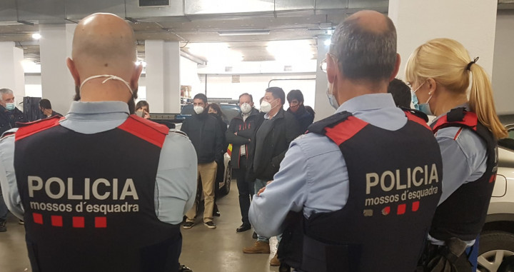 El 'conseller' de Interior, Miquel Sàmper, visita la comisaría de Vic tras el ataque / INTERIOR