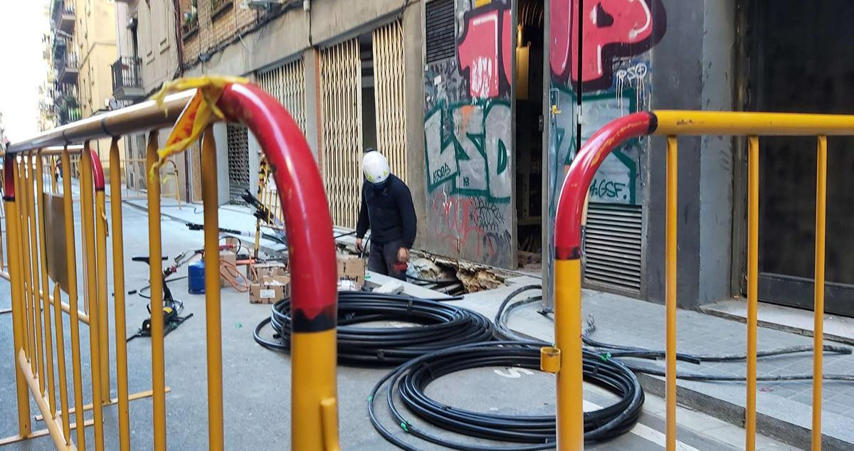 Un obrero trabaja en la Barceloneta por unas averías con el estado de los cables / CG