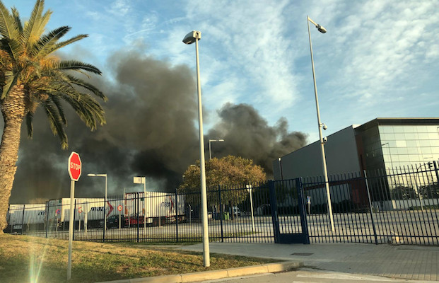 Una imagen del incendio en el recinto de Seat de la Zona Franca / TWITTER
