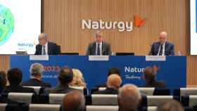 El presidente de Naturgy, Francisco Reynés (centro), durante la junta de accionistas de la compañía / NATURGY