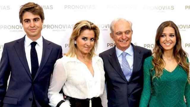Susana Gallardo y Alberto Palatchi (centro), vicepresidenta y presidente de Pronovias, junto a sus dos hijos menores, Marta y Alberto Jr / EP