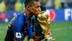 Kylian Mbappé besando el trofeo del Mundial 2018 / EFE