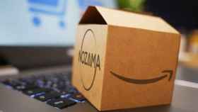 Una caja con el logotipo de la agencia Amazon Nozama Solutions / NOZAMA