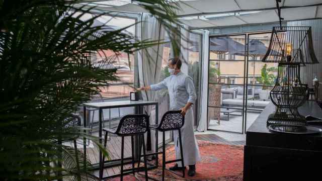 Un trabajador de hostelería preparando la terraza del Hotel Claris de Barcelona / EP