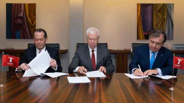 Juan Carlos Escotet Rodríguez, presidente de Abanca, Fernando Teixeira dos Santos, presidente de EuroBic, y Francisco Botas, consejero delegado de Abanca / EUROPA PRESS