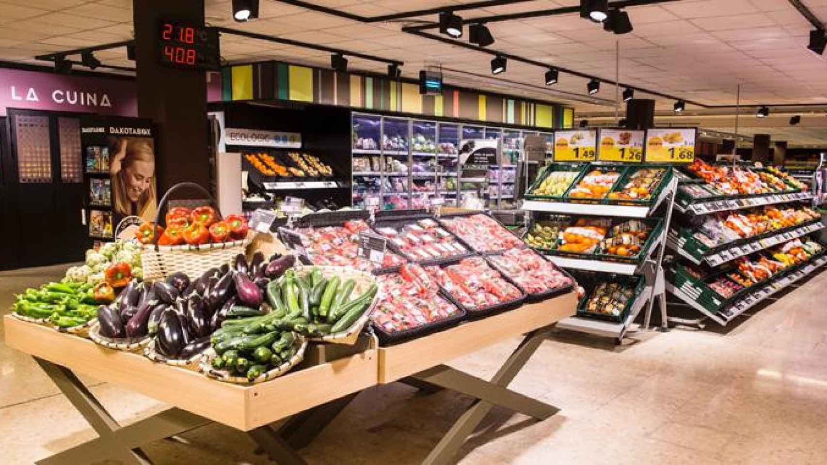 Imagen de la zona de productos frescos de los supermercados Caprabo, cuya distribución se hará en una nueva plataforma logística situada en ZAP el Port / CG