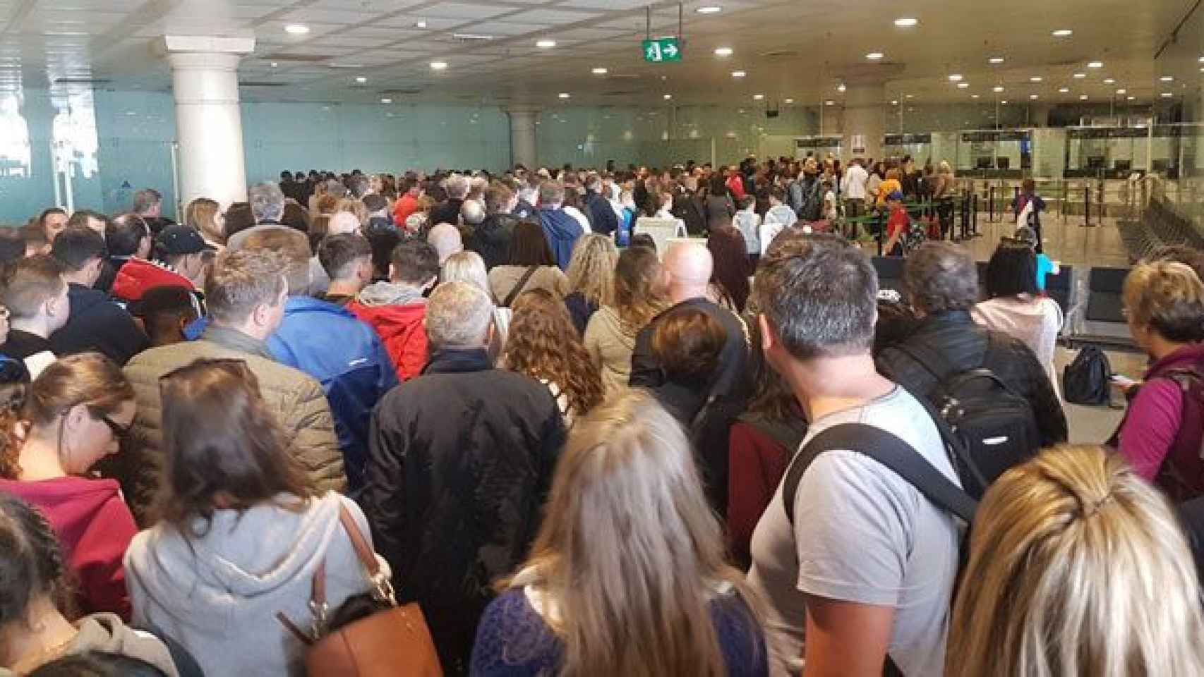 Colas en el control de pasaportes del aeropuerto de El Prat el pasado fin de semana / @stoneyboycool