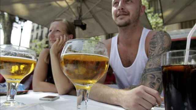 unos turistas beben cerveza en la terraza de un restaurante de Barcelona / EFE