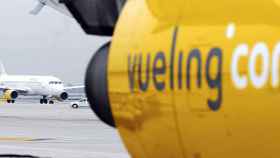 Dos aviones de Vueling, aerolínea española que ha anunciado su restructuración el martes / CG