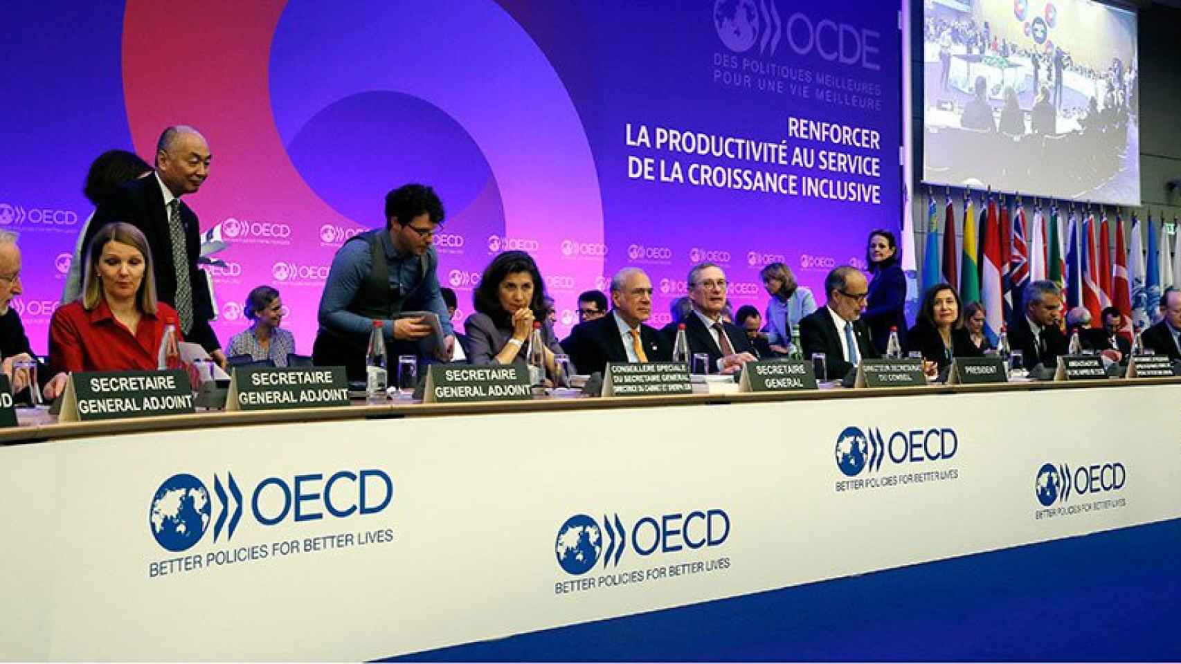 Ángel Gurría, en el centro, durante la reunión anual de ministros de Economía de la OCDE.
