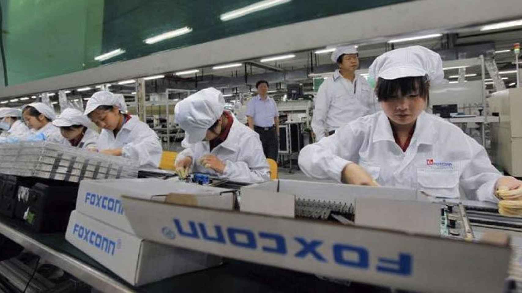 Empleados en una línea de producción de Foxconn, fabricante de Apple, en Taiwán
