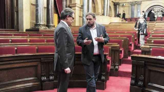 Oriol Junqueras (derecha), líder de ERC, y Artur Mas (izquierda), ex presidente de la Generalitat, en una imagen de archivo.