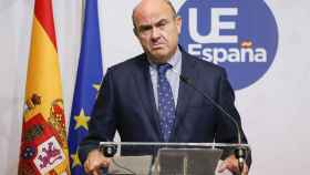 Luis de Guindos no ha podido disimular su contrariedad por las palabras de Pierre Moscovici sobre los Presupuesos españoles.