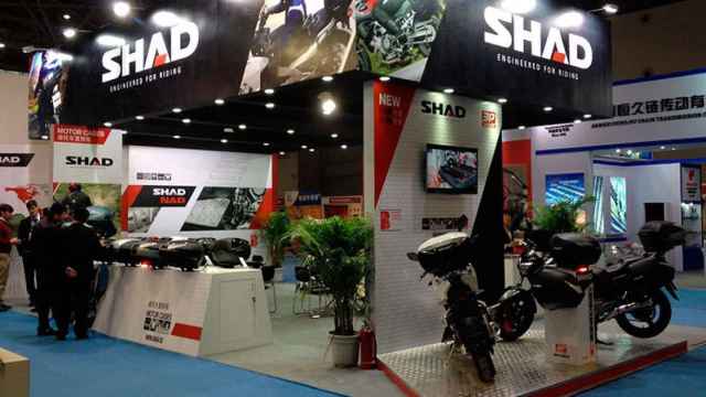 El stand de productos Shad para una feria del motor