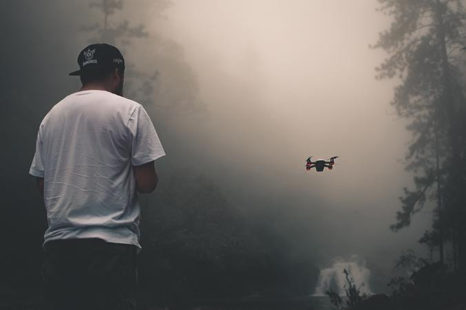 Hombre pilotando un dron de uso recreativo / UNSPLASH