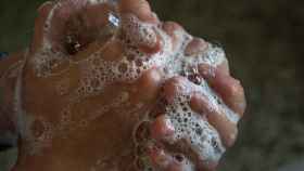 Un hombre se lava las manos / CG