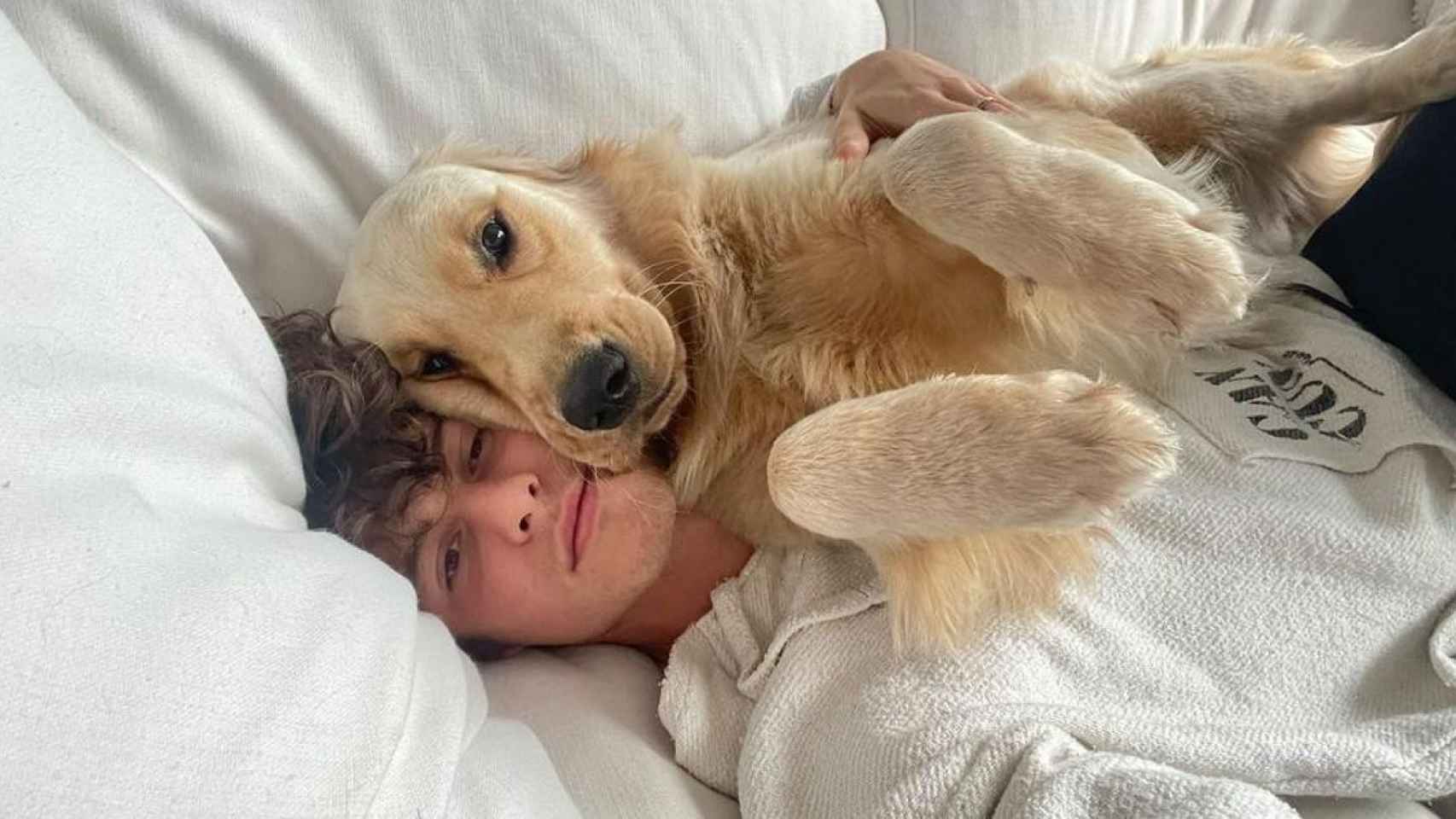 Shawn Mendes pasa el domingo en el sofá en compañía de su perro /INSTAGRAM