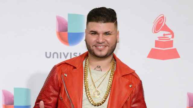 El cantante Farruko se queda calvo en pleno concierto / EP