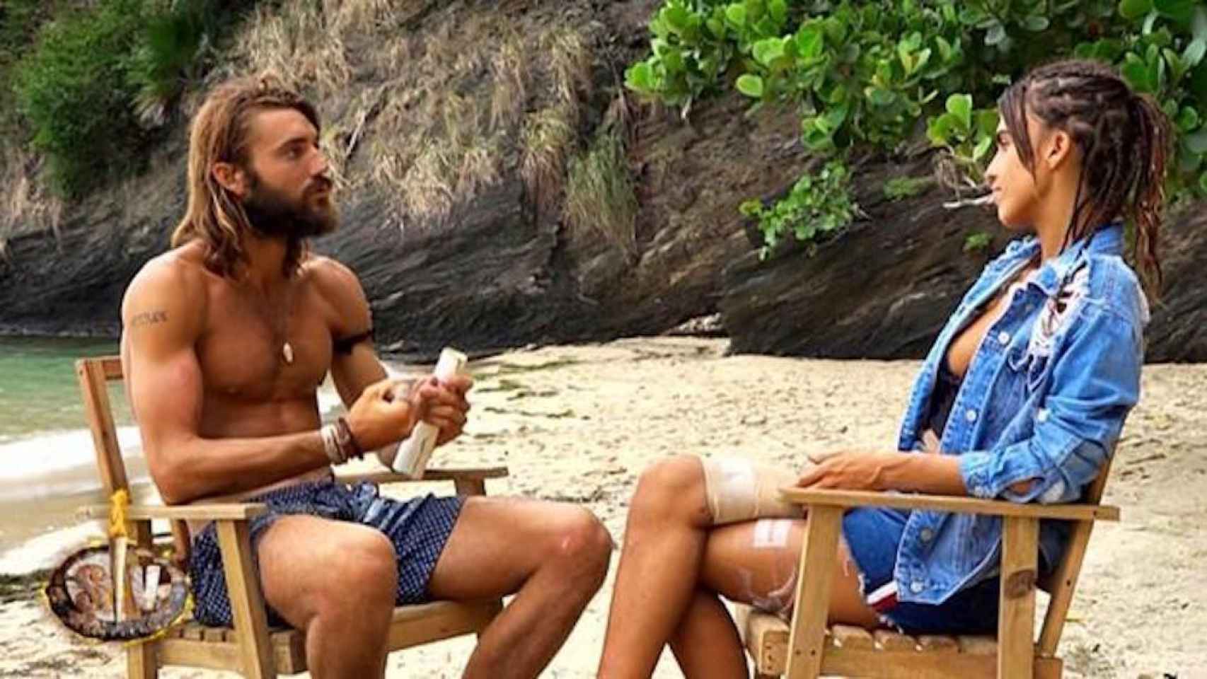 Una foto de Logan y Sofía durante una conversación en la isla / Telecinco