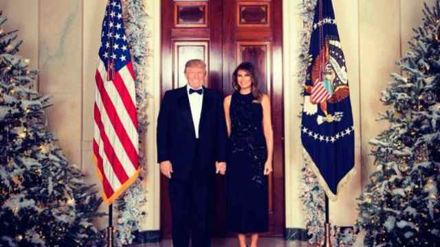 Donald Trump y Melania durante la felicitación navideña de la Casa Blanca / CD