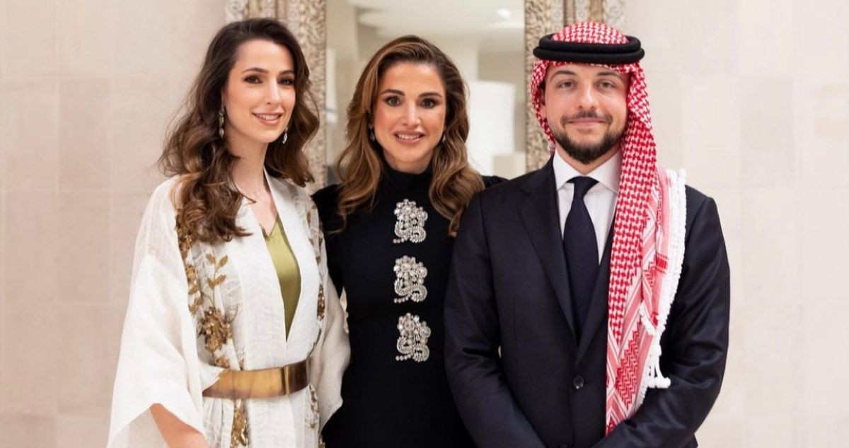 El príncipe Hussein bin Abdullah con su prometida, Rajwa Khaled, y la reina de Jordania / @queenrania