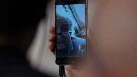 Dos personas usan FaceTime de Apple para hacer una videollamada / EFE