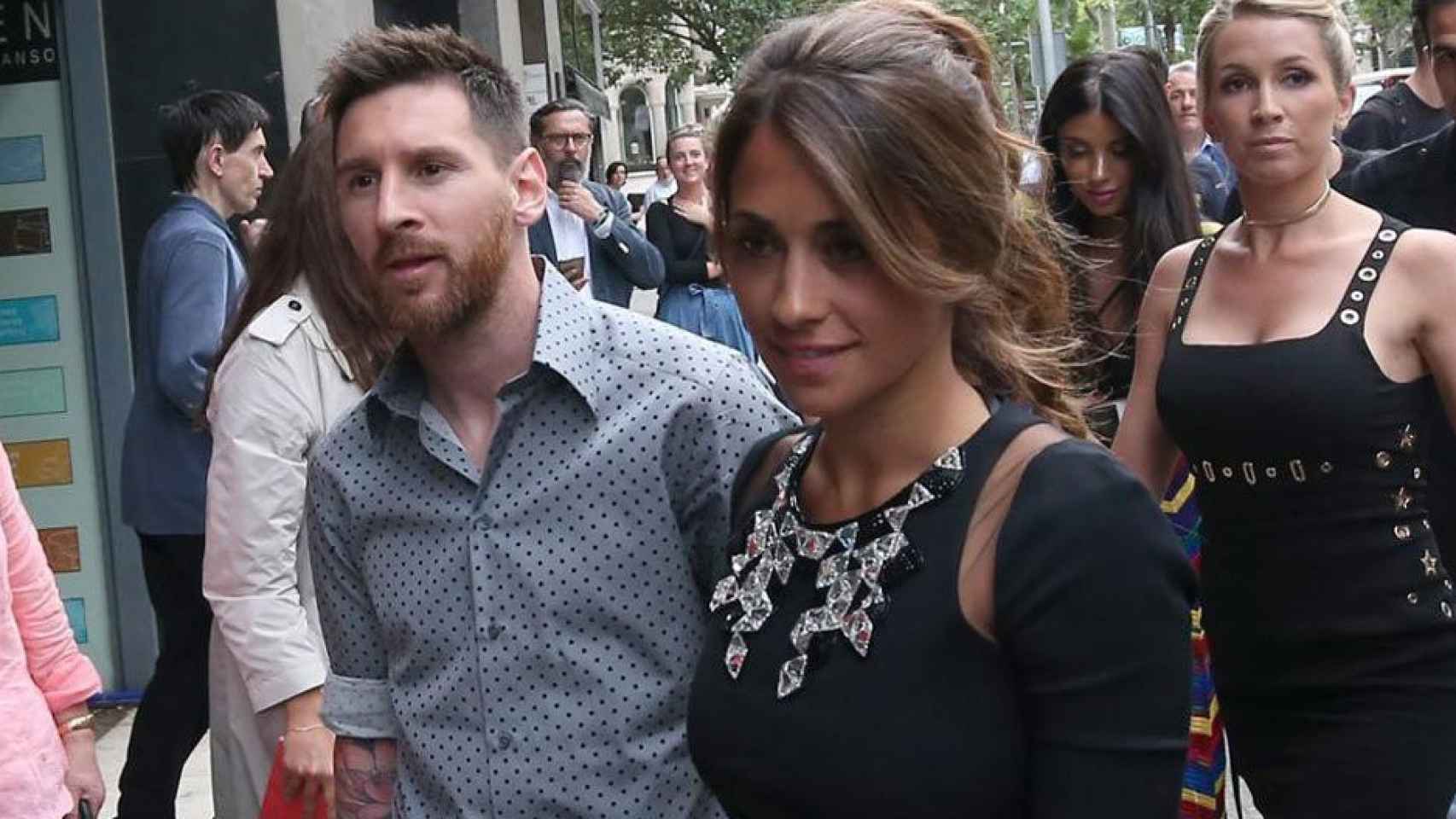 Leo Messi y Antonella Roccuzzo junto a Sofa Balbi, Daniella Seemann y Cesc Fàbregas, entre otros cracks del Barça y sus parejas / EFE