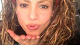 Shakira manda un beso a sus fans / INSTAGRAM