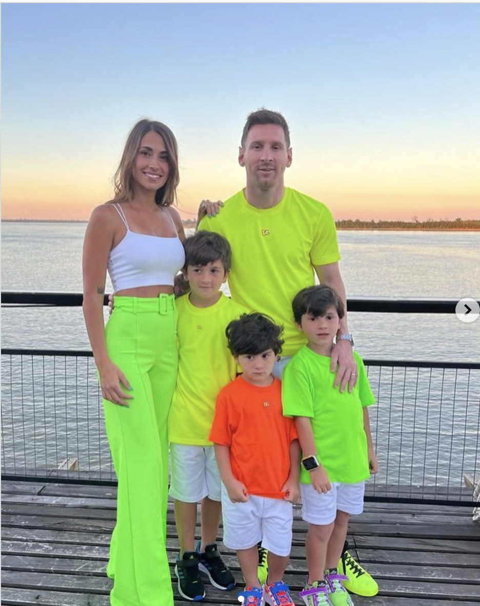 Leo Messi posa con su familia antes de la fiesta / REDES