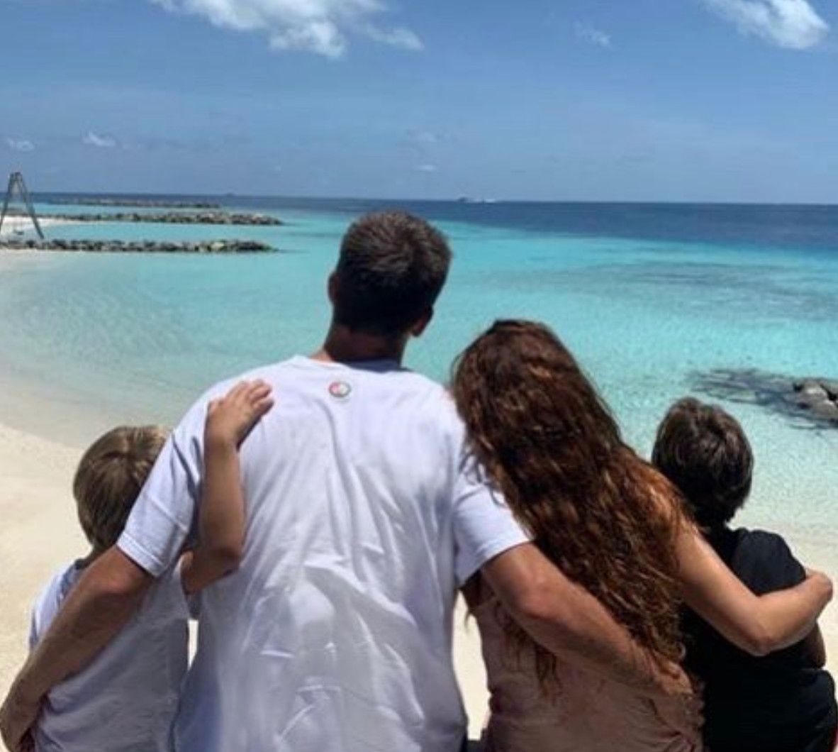 Gerard Piqué con sus hijos y Shakira en las Maldivas