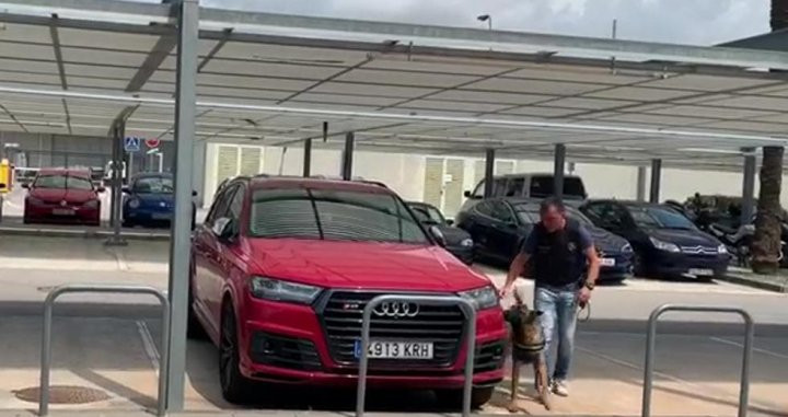 Un policia inspeccionando el coche de Leo Messi / Twitter