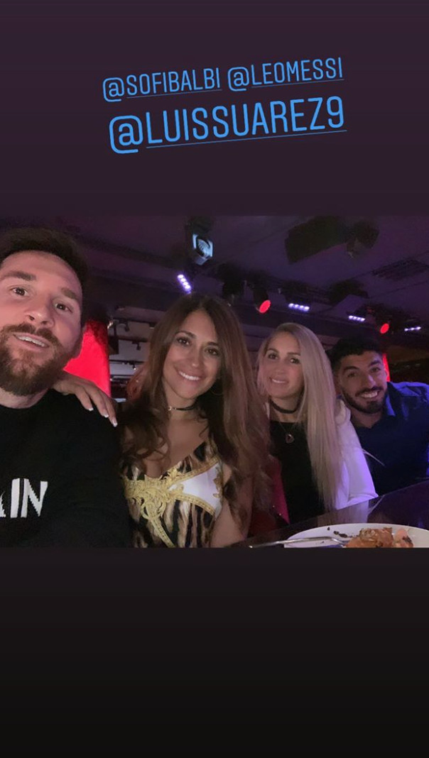 Messi, Antonella Roccuzzo, Sofía Balbi y Suárez en la celebración de Jordi Alba