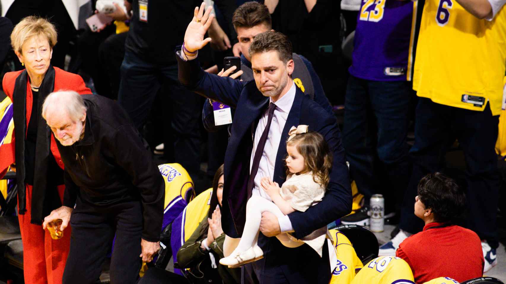 Pau Gasol, con su hija, durante el homenaje que recibió de los Lakers : EFE