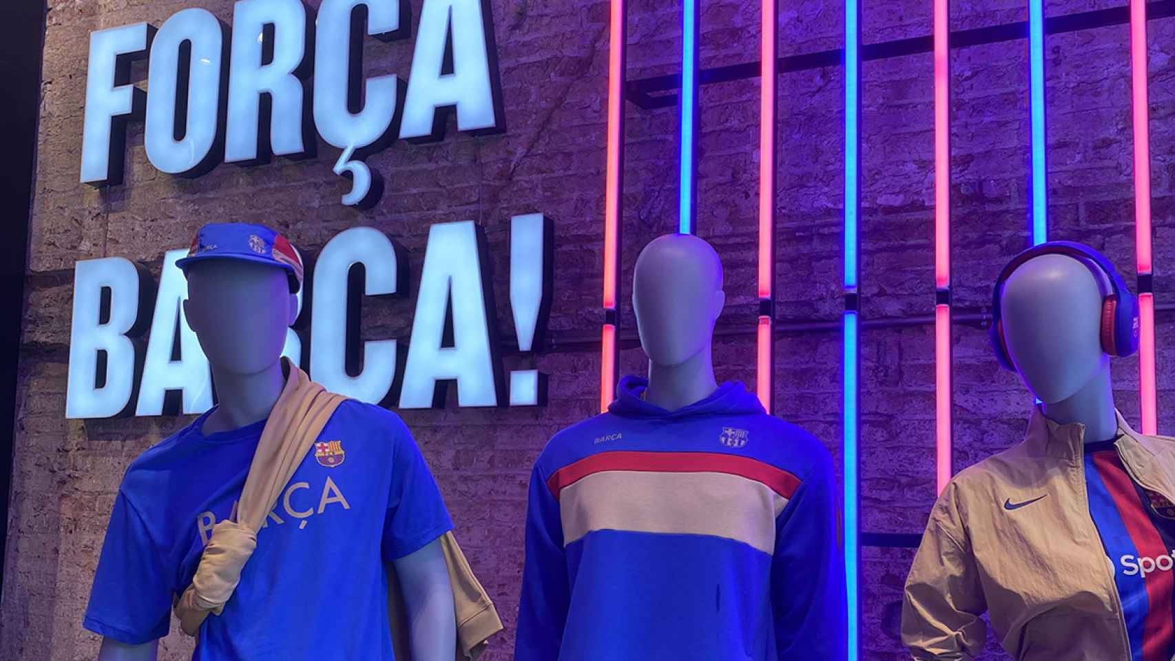 Venta de camisetas del Barça  en una tienda oficial del club/ CULEMANÍA