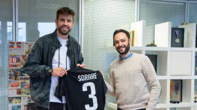 Gerard Piqué y Nicolas Julia posando tras el acuerdo / Sorare