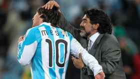 Maradona y Messi en la celebración de un gol con Argentina / EFE