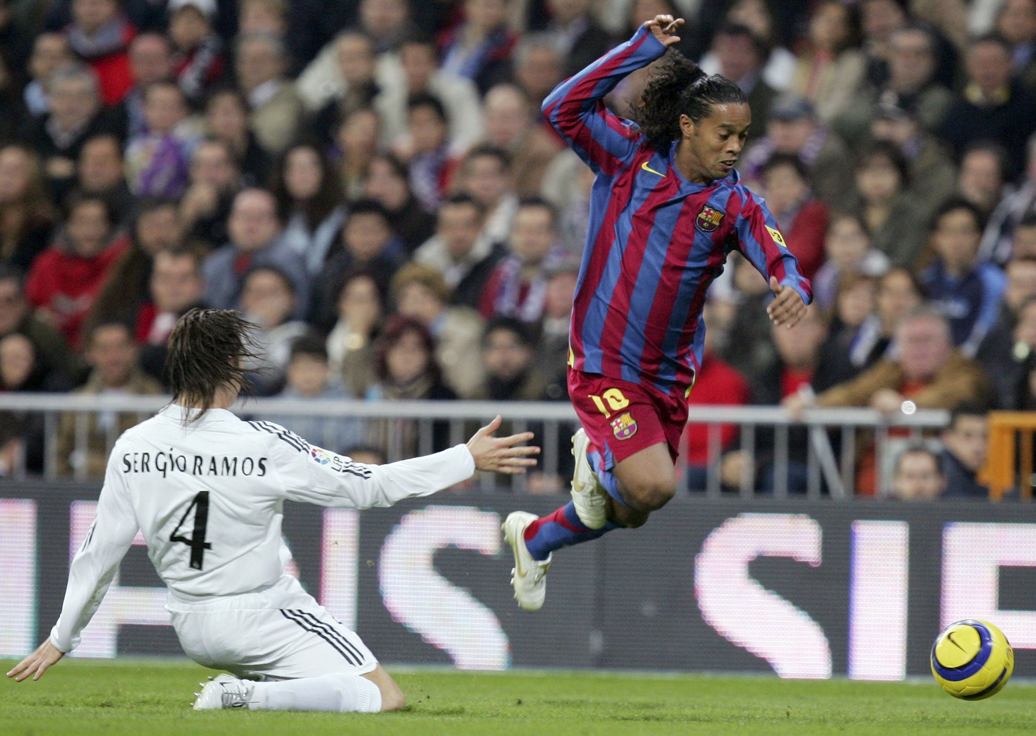 Ronaldinho protagonizó una exhibición en el Bernabéu | EFE