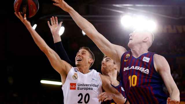 Una foto de Jaycee Carrol ante Victor Claver durante el Barça Lassa - Real Madrid / EFE