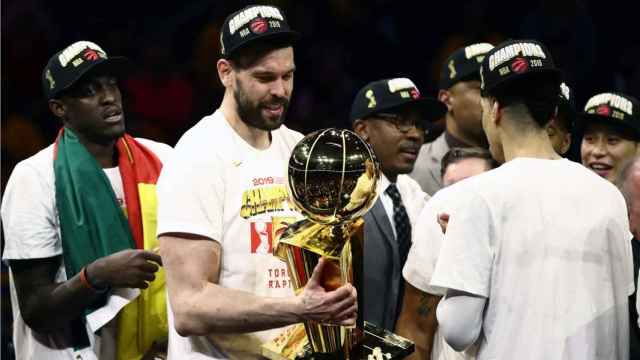 Marc Gasol con el título de la NBA / EFE