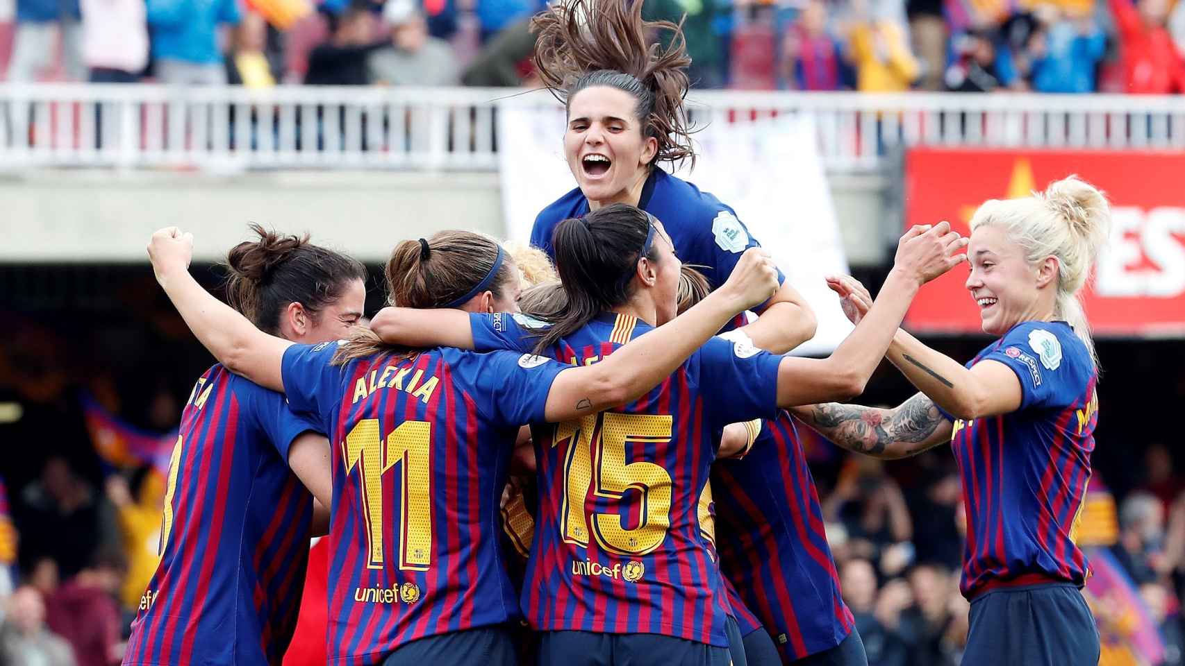Las futbolistas del FC Barcelona celebran el gol de Mariona Caldentey / EFE