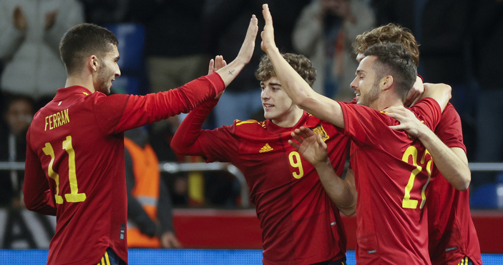 La España de Luis Enrique celebra el quinto gol, anotado por Pablo Sarabia, en el amistoso contra Islandia / EFE