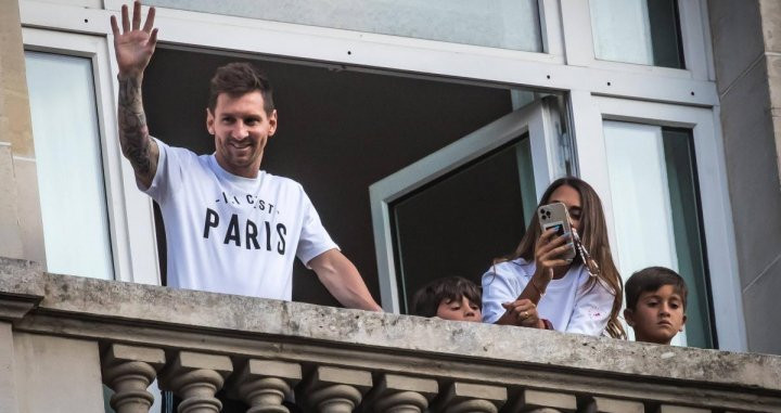 Leo Messi y Antonella Roccuzzo llegan a París / Redes