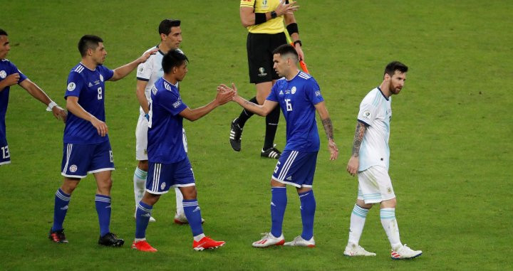Messi, cabizbajo tras el pitido final del Argentina - Paraguay / EFE