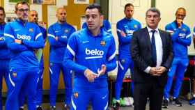 Xavi Hernández y su staff del Barça hablan al vesuario en presencia del presidente Laporta / FCB