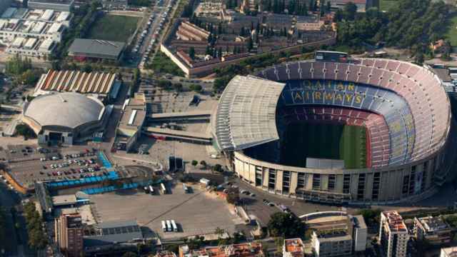 Una imagen de archivo del Camp nou y el Palau / EFE