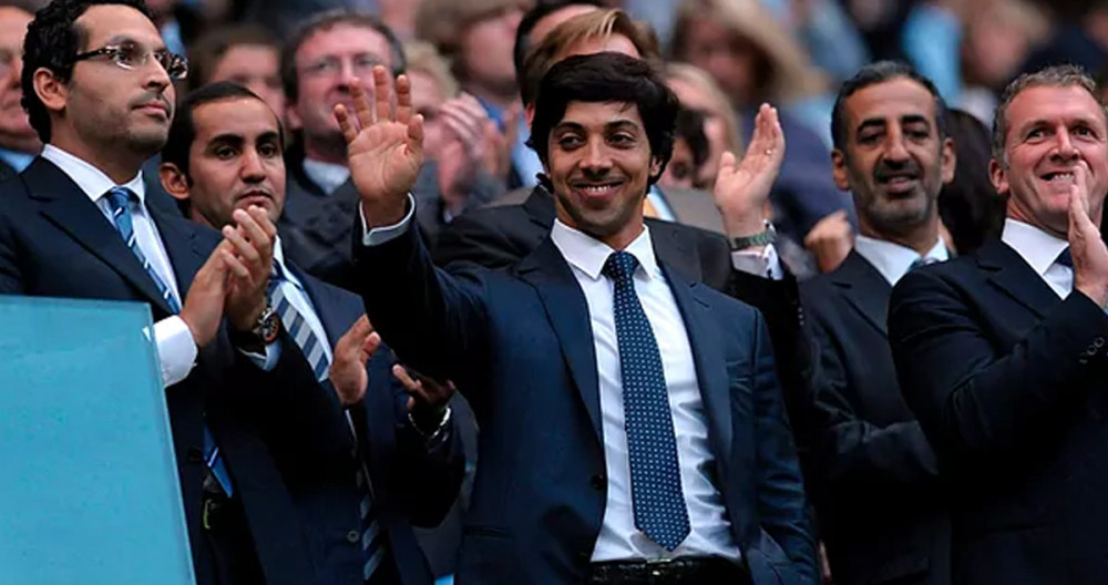 El propietario del Manchester City, Mansour bin Zayed Al Nahyan, saludando en el palco / EFE